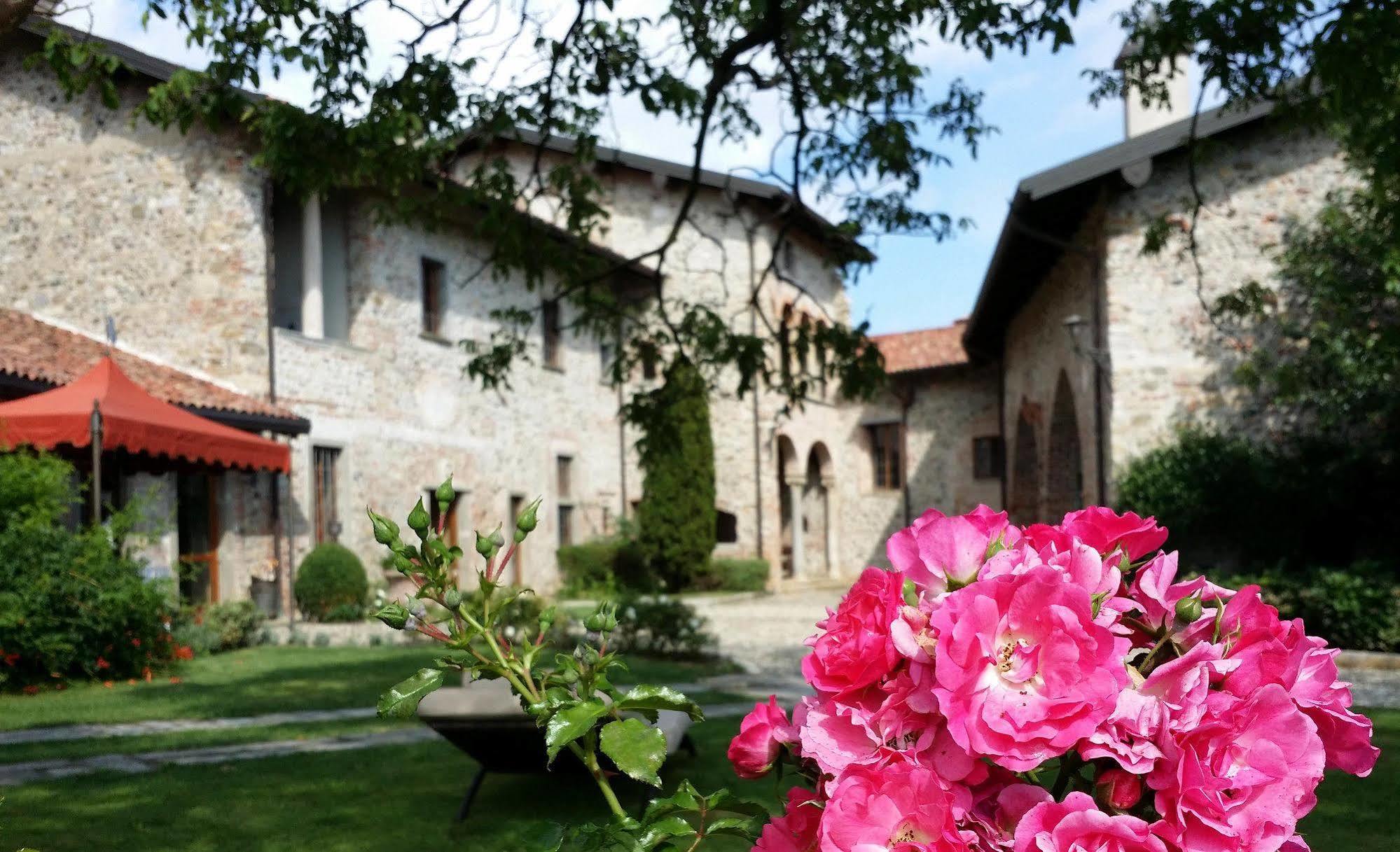 Bed and Breakfast Castello Di Cernusco Lombardone Exterior foto